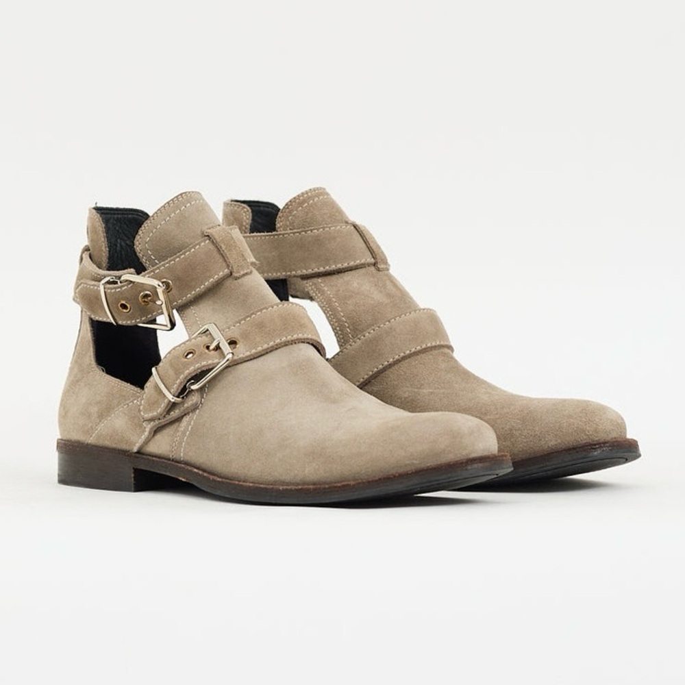 $895 Burberry Made in Italy Grey Suede Cut Out Buckle Moto Ankle Boots Size 6.5 - Picture 1 of 16